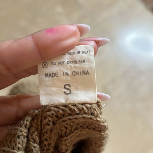 💕Cute off the shoulder top 💕 - Picture 5 of 5